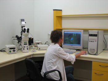 Automatyczny mikroskop fluorescencyjny Leica DM IRE2